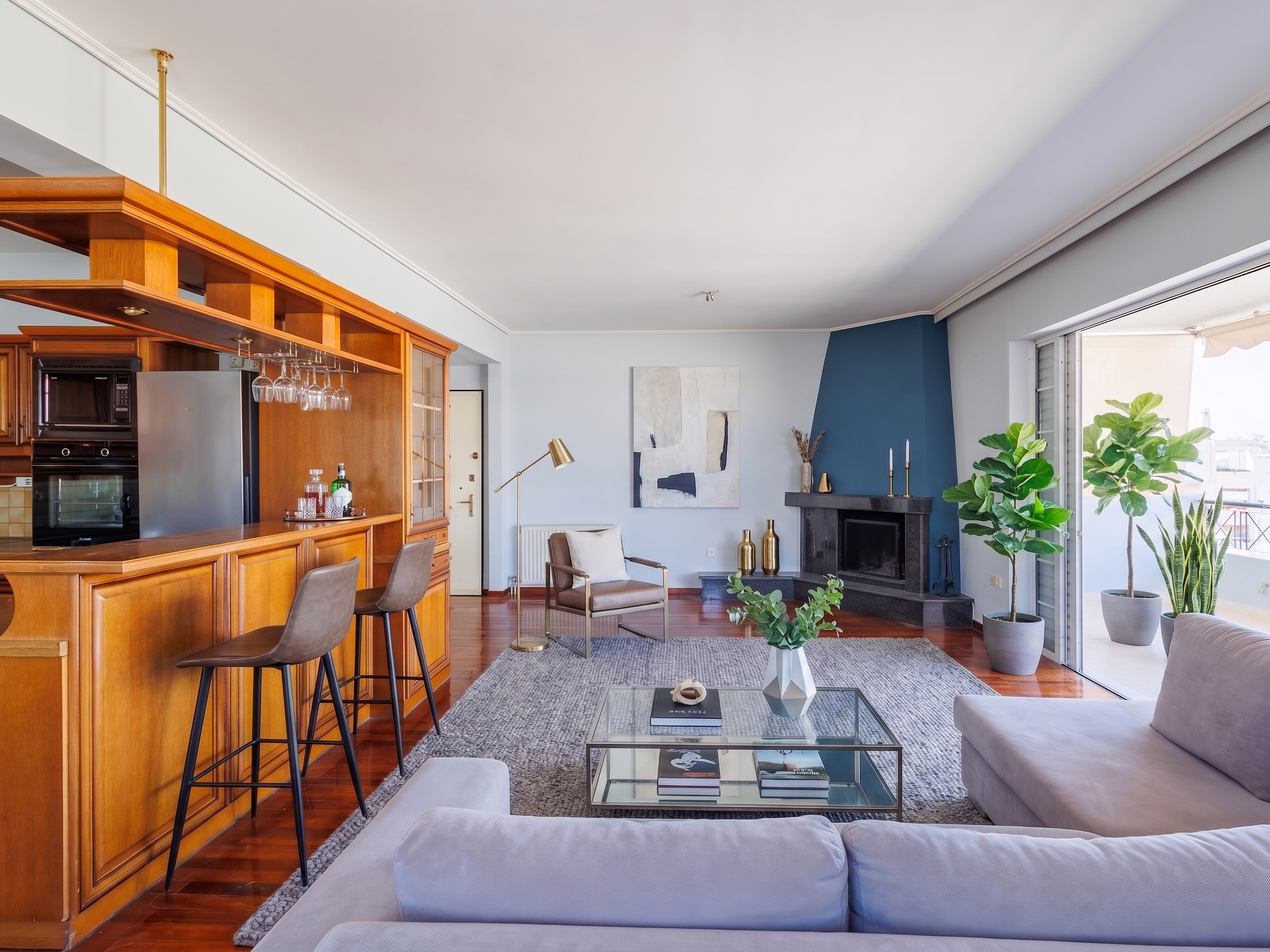Bright 6th floor apartment with 2 parking spaces, fireplace and views