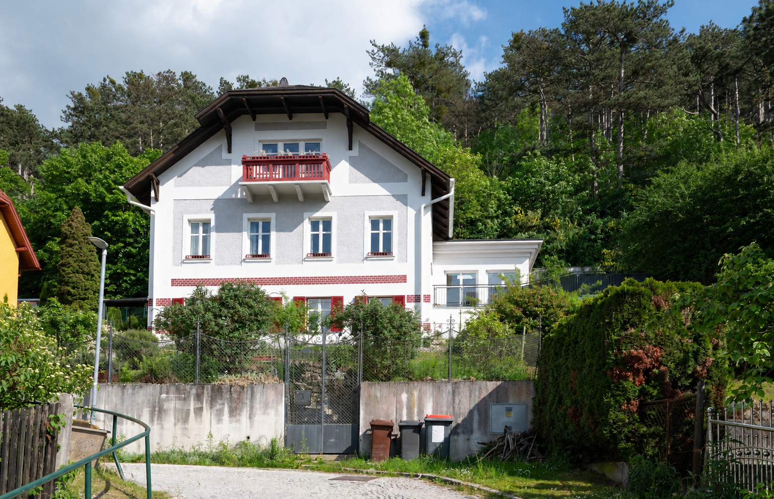 Charmante Liegenschaft mit Wintergarten und separatem Wohnbereich