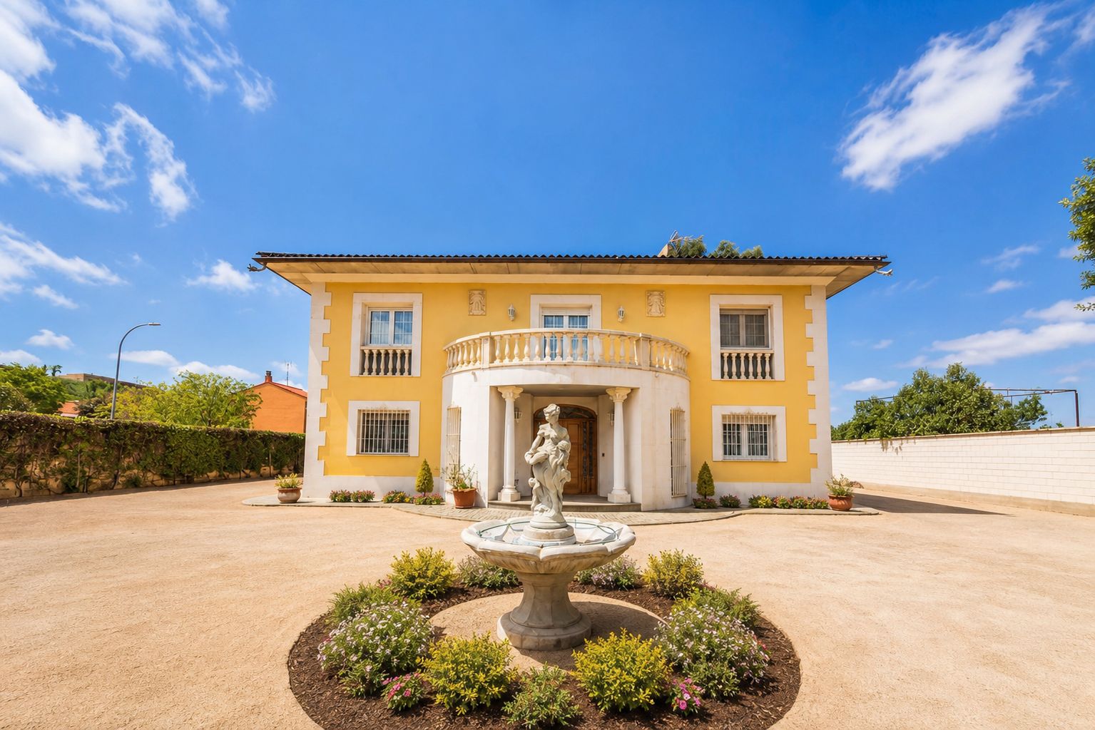 Excellent VILLA on a 2,500 m2 PLOT with Pool in Monteagudo