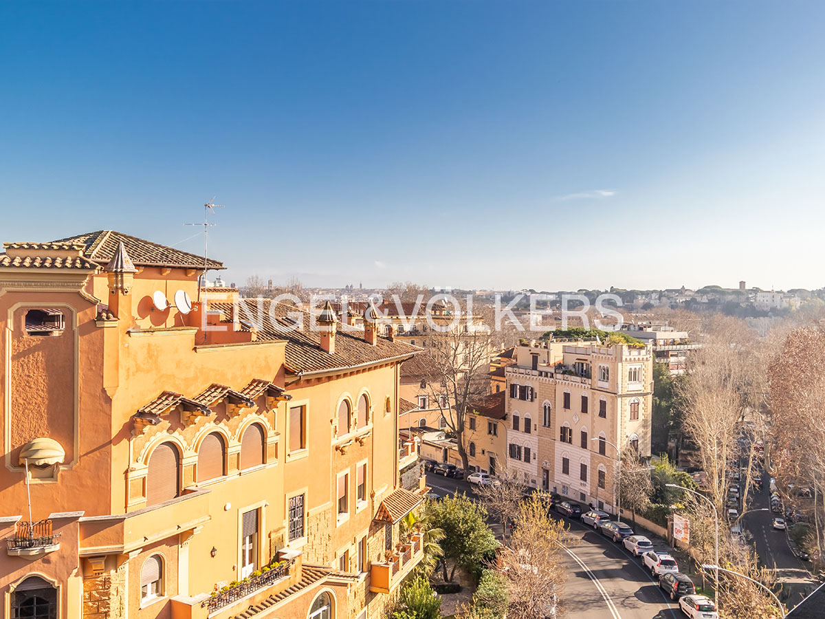 Charming penthouse on Via Dandolo