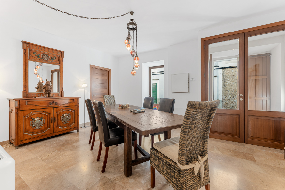 Mediterranean townhouse with patio, roof terrace and separate guesthouse