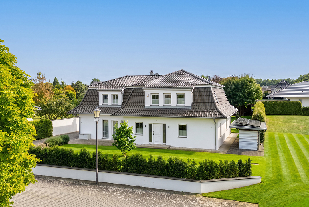 Energieeffizientes Architektenhaus zwischen Natur, Golfplatz und See [AI-modified]