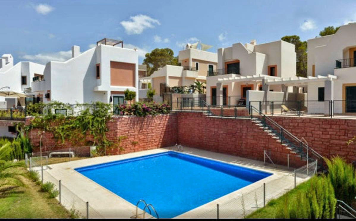 Encantadora casa individual cerca del mar