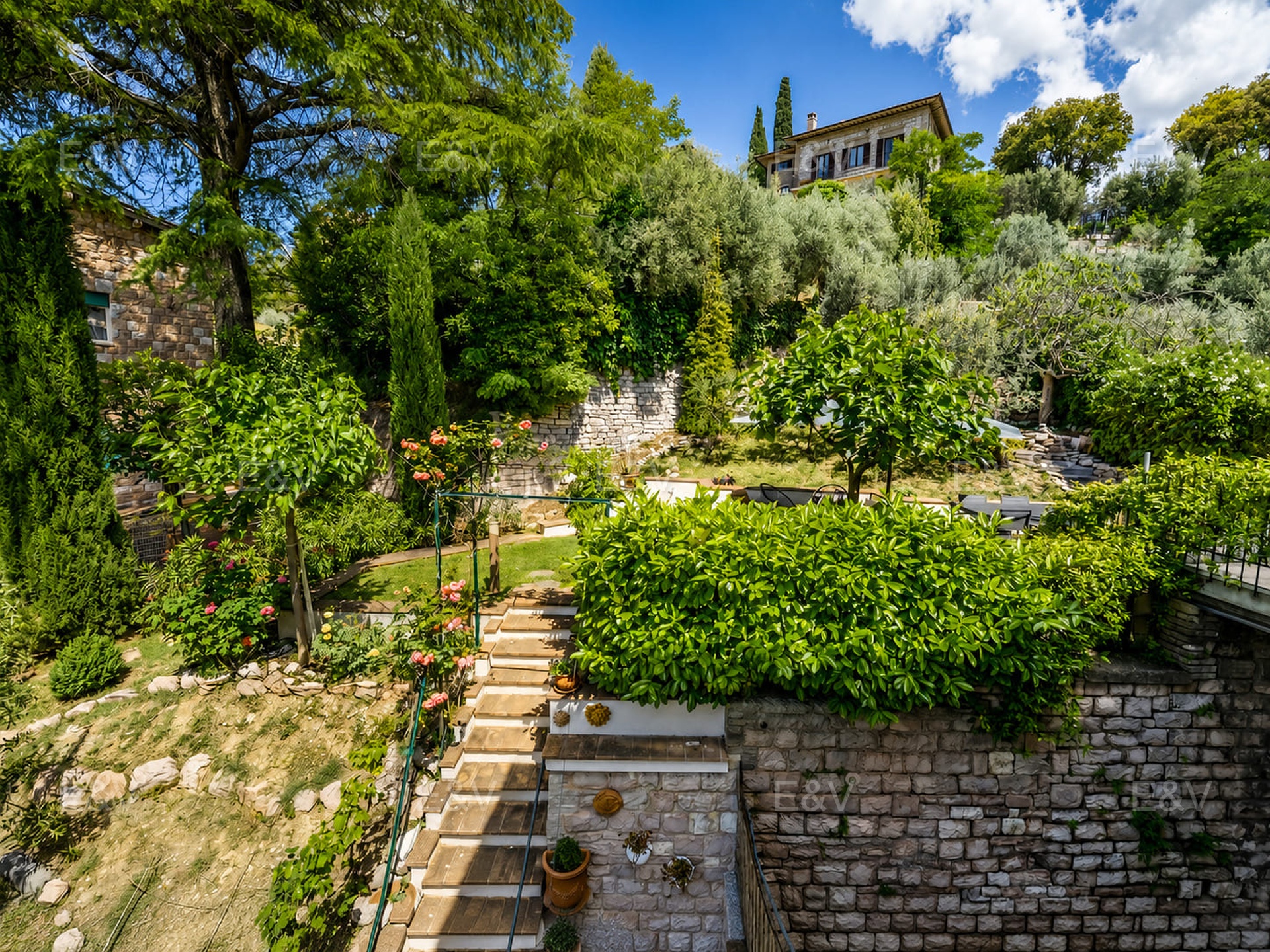 Apartment in the historic centre of Assisi with panoramic garden and private parking space