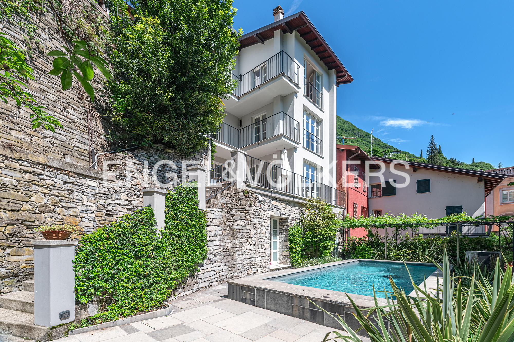 Elegante Villa mit Aussen-Pool und Seeblick