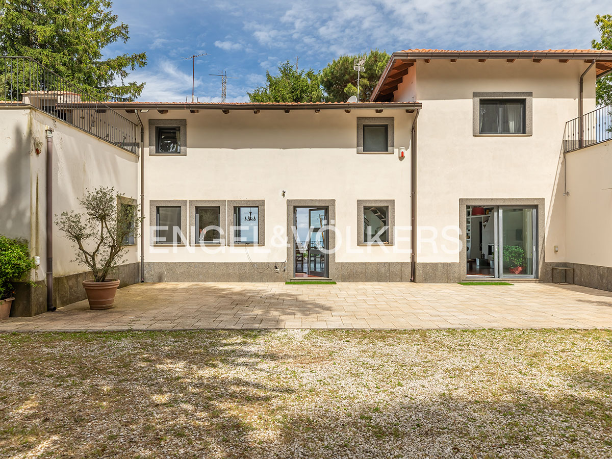 Prestigiosa Villa Panoramica con prato privato sul lago di Albano