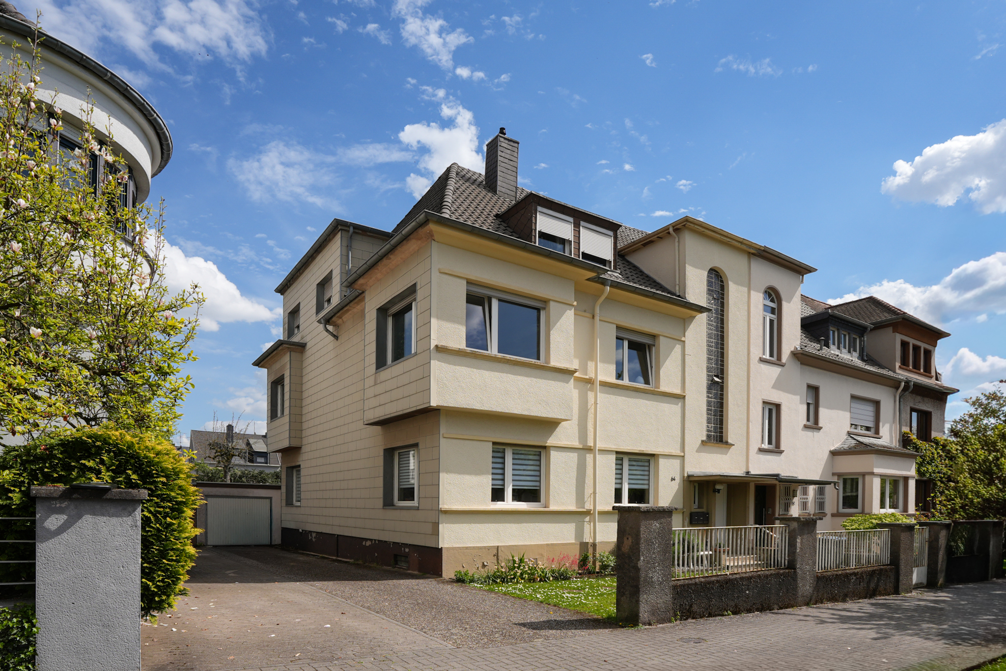 Mehrfamilienhaus mit drei Einheiten in ruhiger Wohnlage von Dillingen!