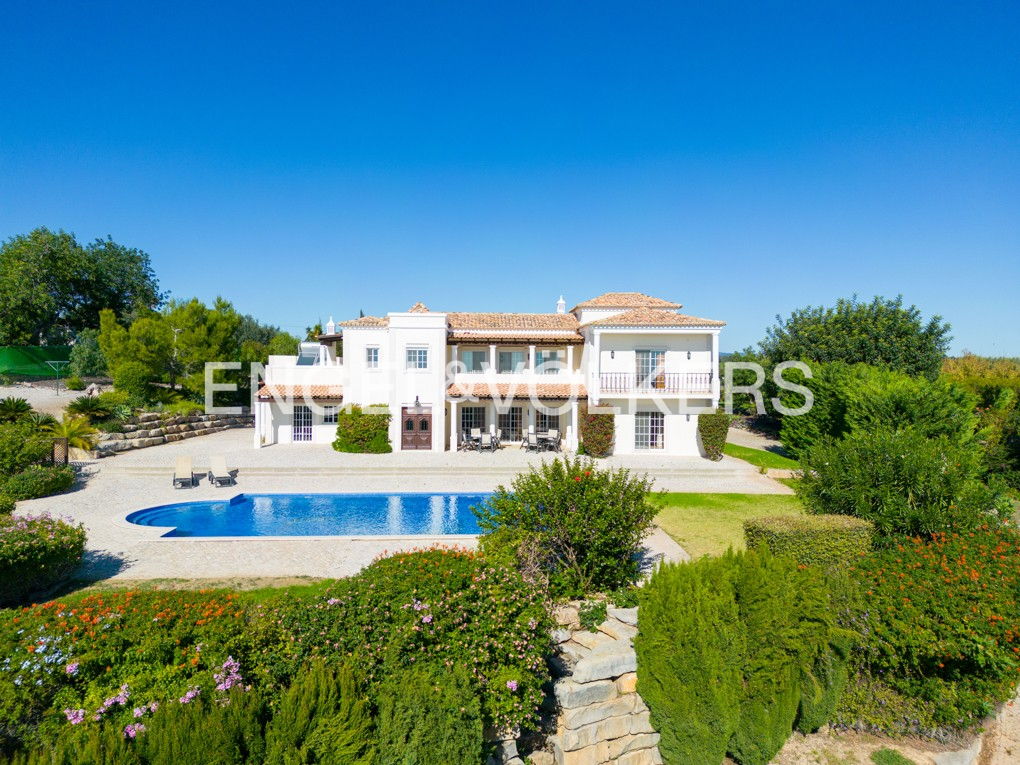 Magnificent traditional 6-bed villa with stunning sea views