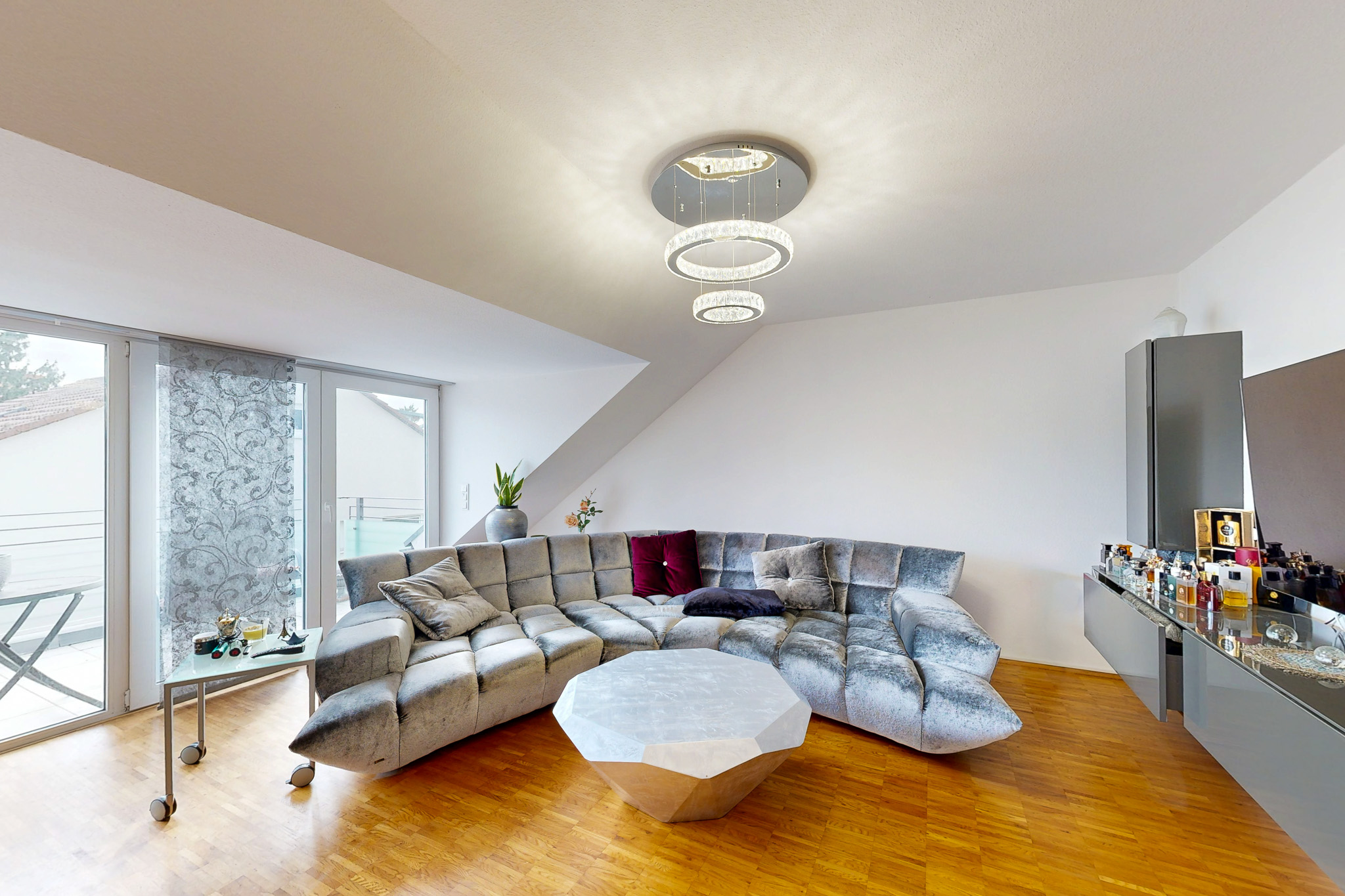 Lichtdurchflutete Dachgeschosswohnung mit sonniger Terrasse in Mainz-Bretzenheim