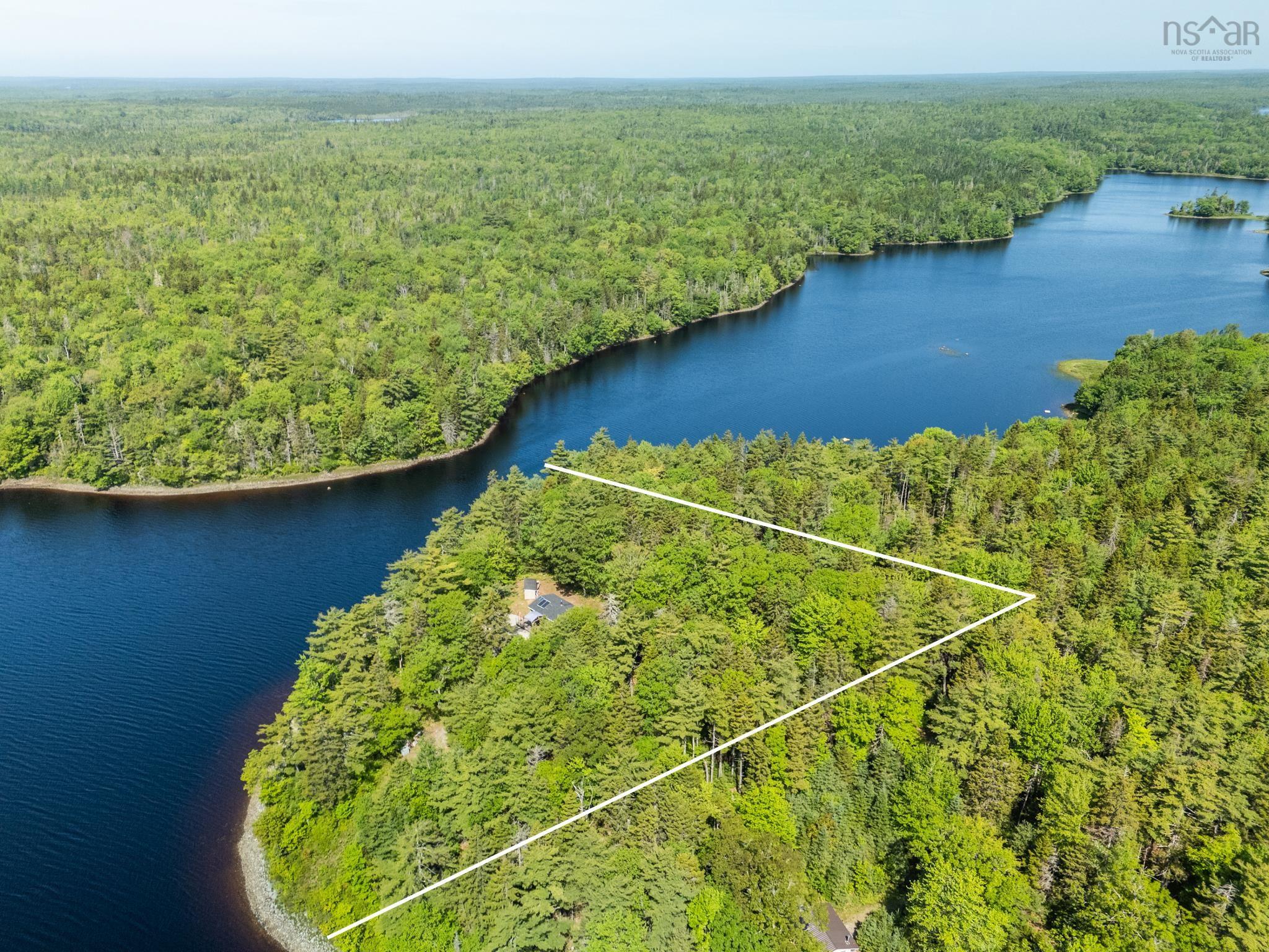 Charming 2 Bedroom Cottage on 2 Acre, 400 ft of Waterfront