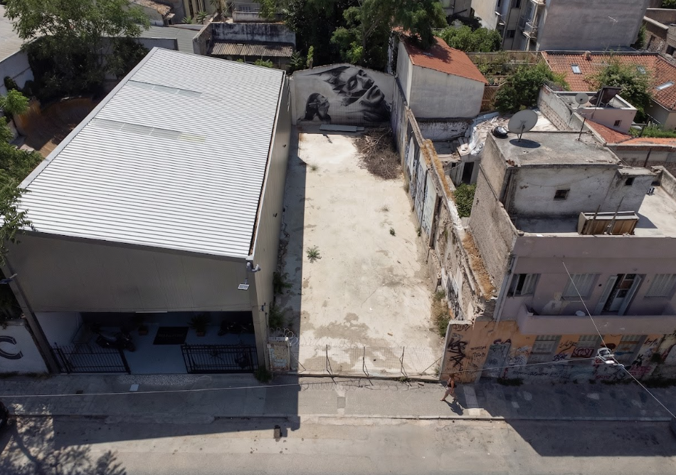 Investment land in the center of Keramikos
