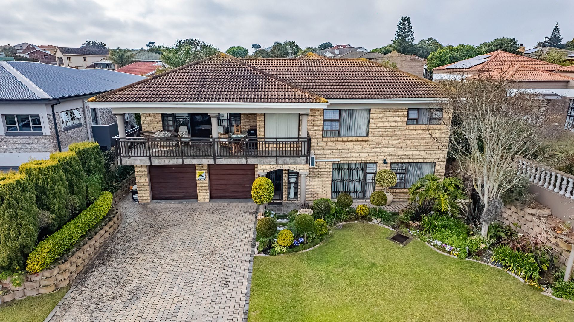 Spacious 4-Bedroom Family Haven with Mountain Views in Fraaiuitsig
