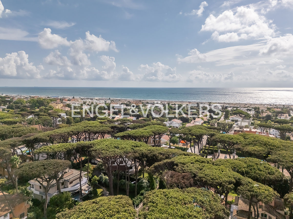 Exclusive villa in Fregene’s pine forest