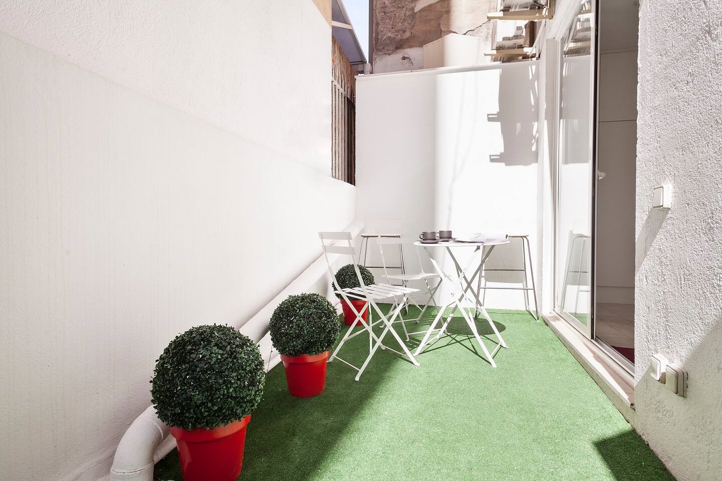 Top location apartment with patio in Eixample