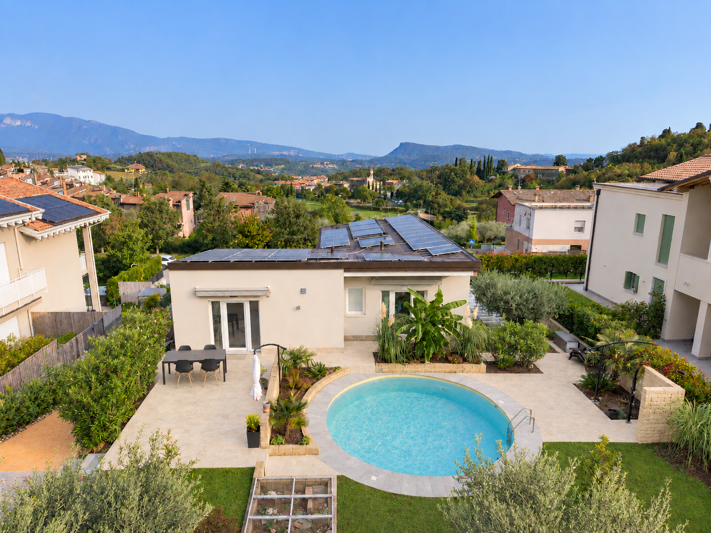 House Trilogy – Modernes Mehrfamilienhaus mit Pool
