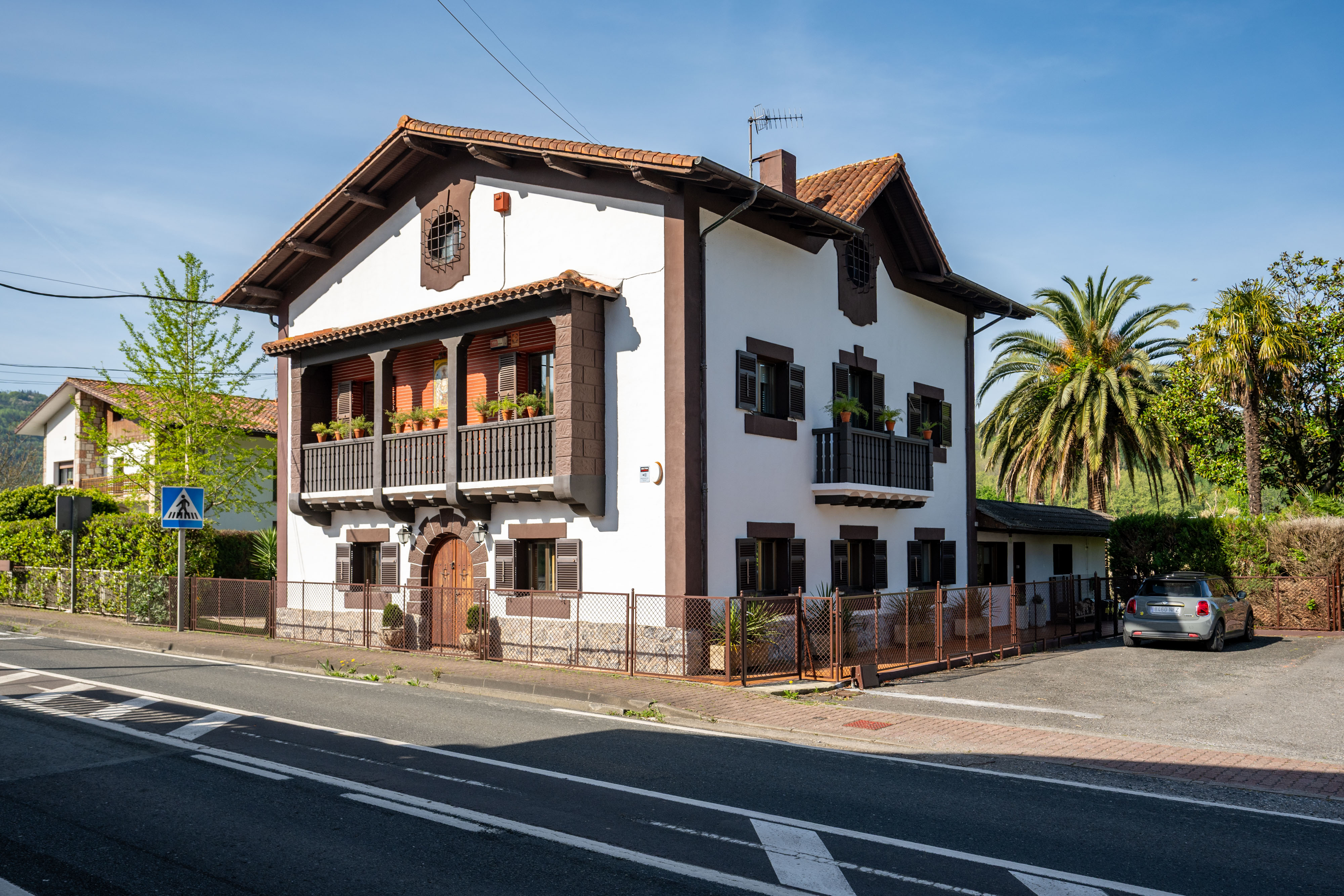 Exclusive detached home with garden and pool in a privileged natural setting.