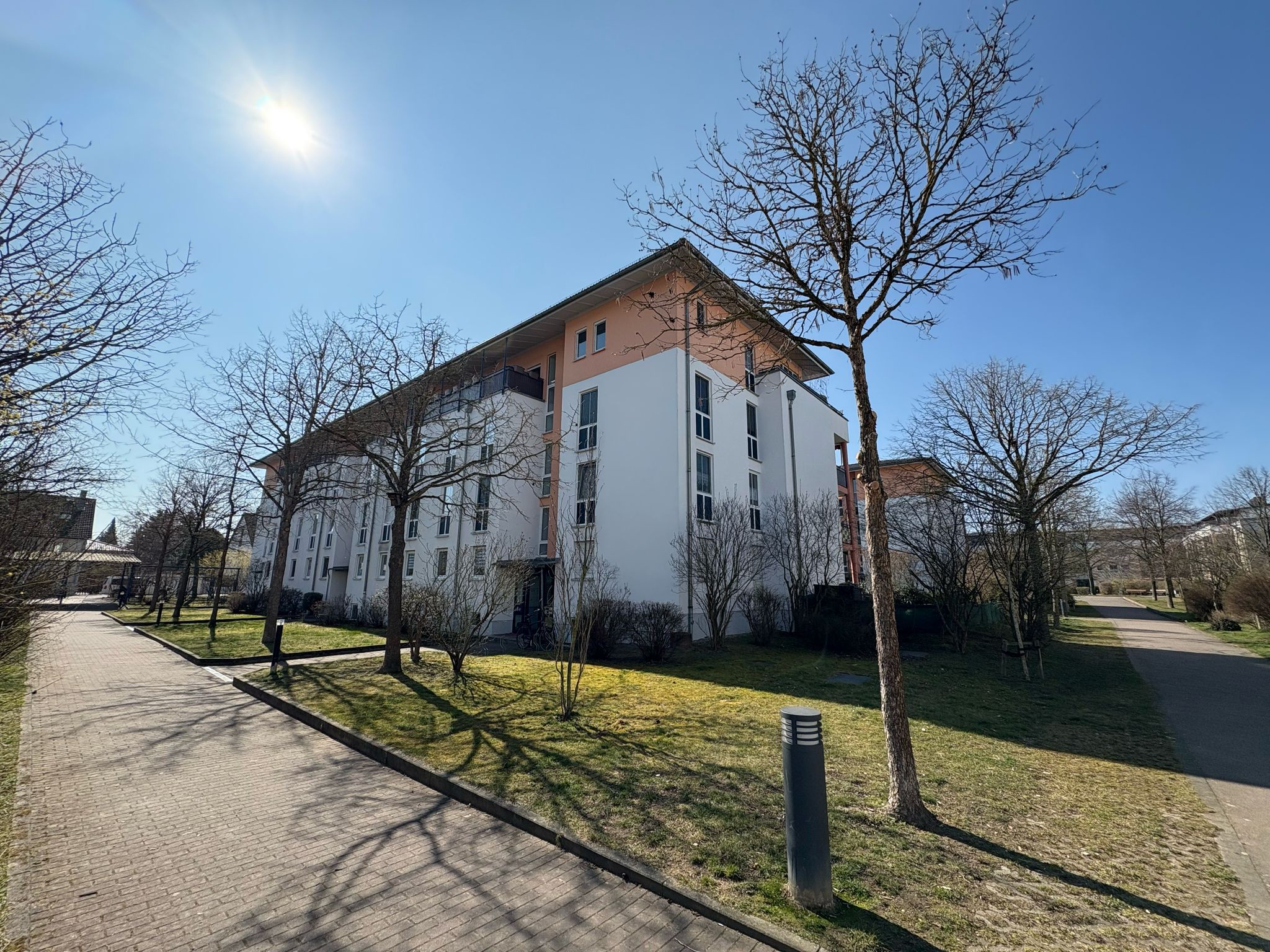 Wohnqualität mit Aussicht: Charmante Dachgeschoss-Wohnung mit zwei Terrassen und Stellplatz