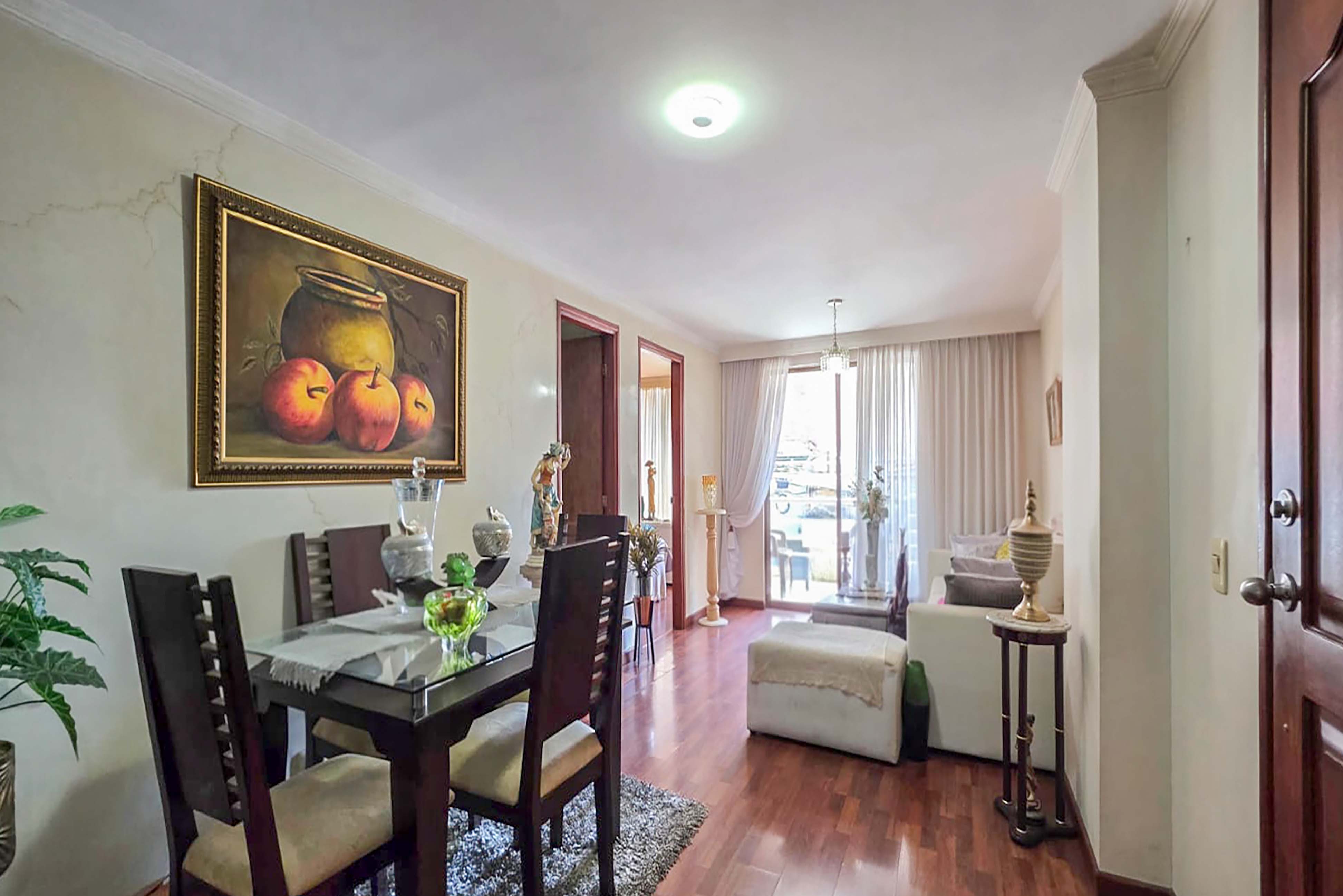 Apartamento con balcón para venta en Laureles