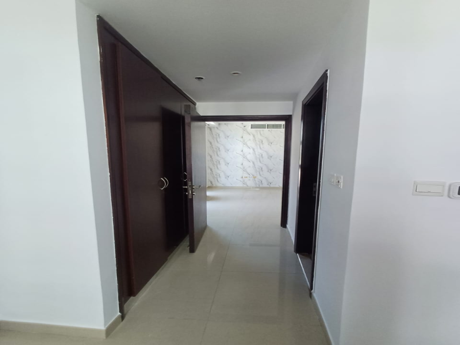Strategic location l Furnished l Vacant