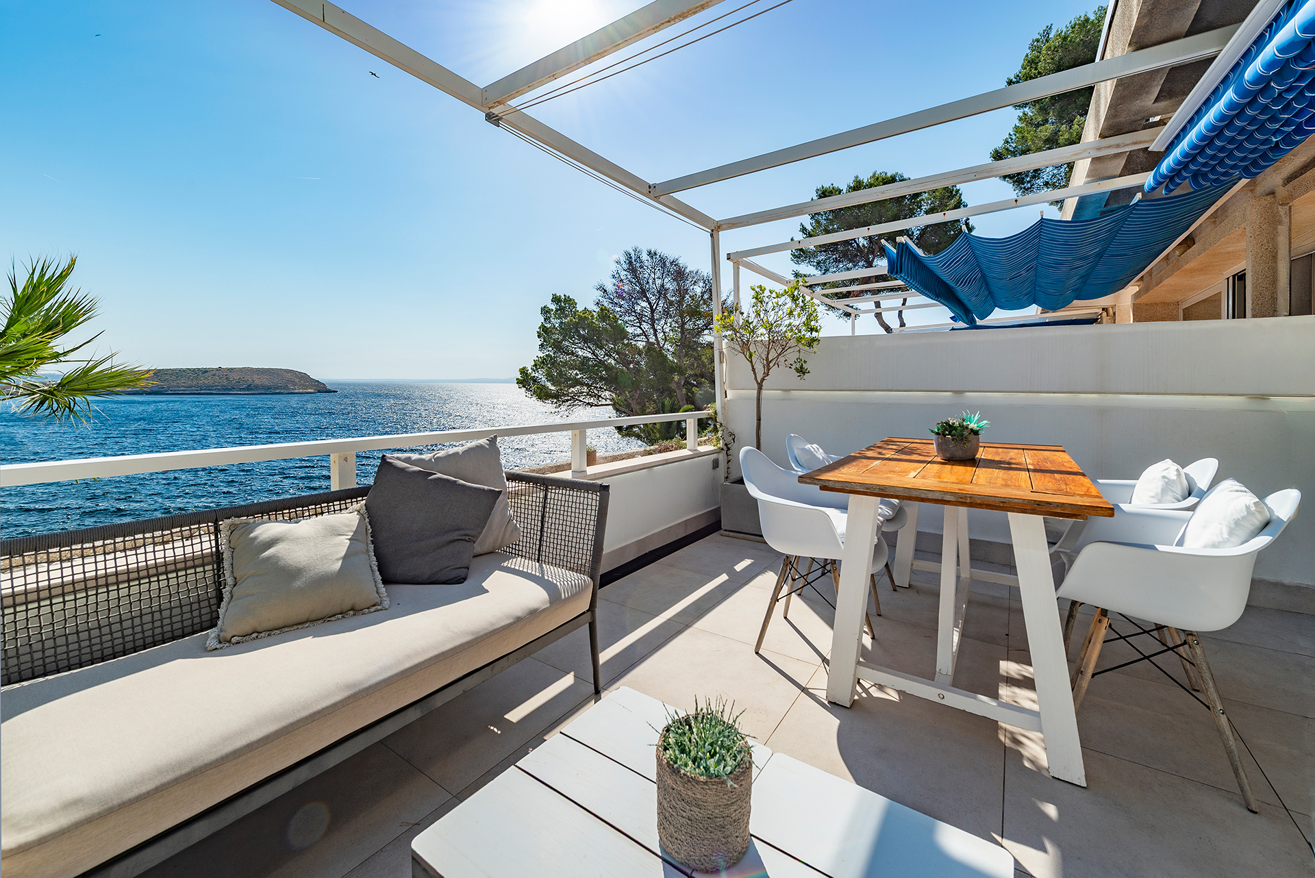 Dúplex en primera línea de mar con acceso directo al mar e impresionantes vistas panorámicas