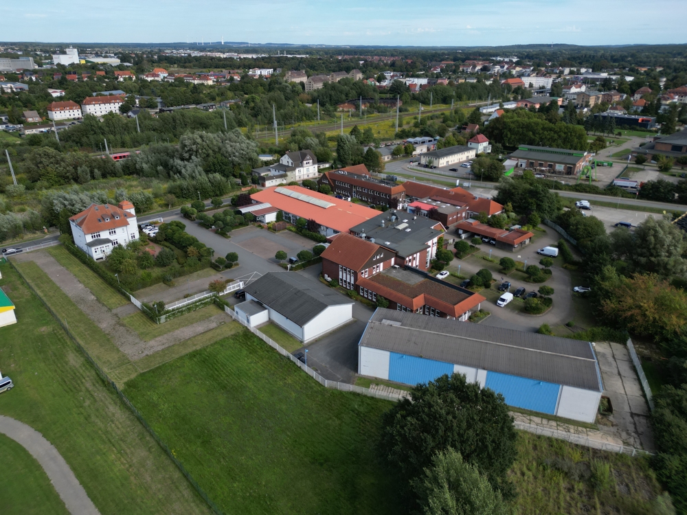 Gewerbeensemble mit Hallen-, Labor- und Büroflächen in Güstrow
