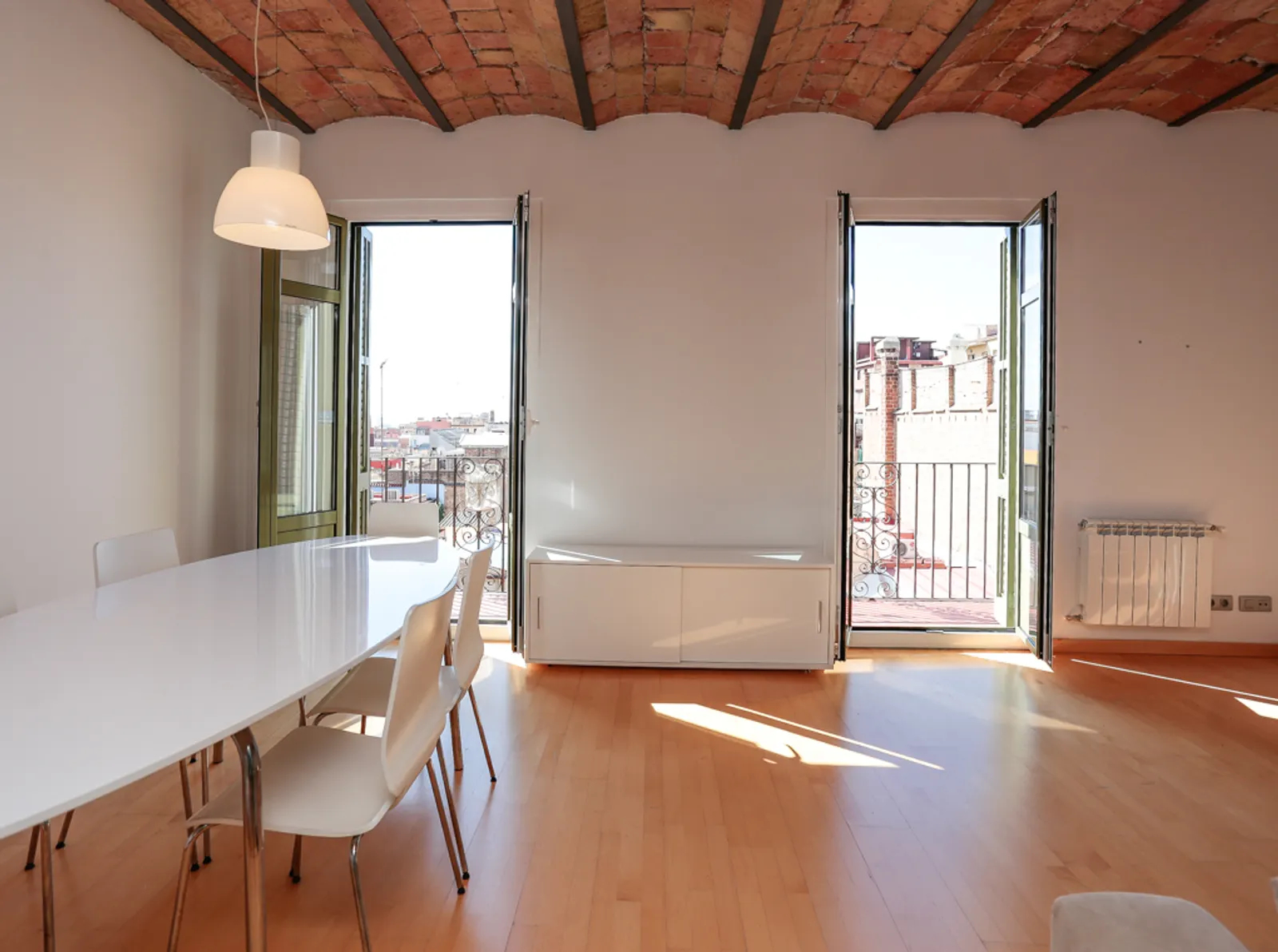 Bright, refurbished penthouse in Gràcia
