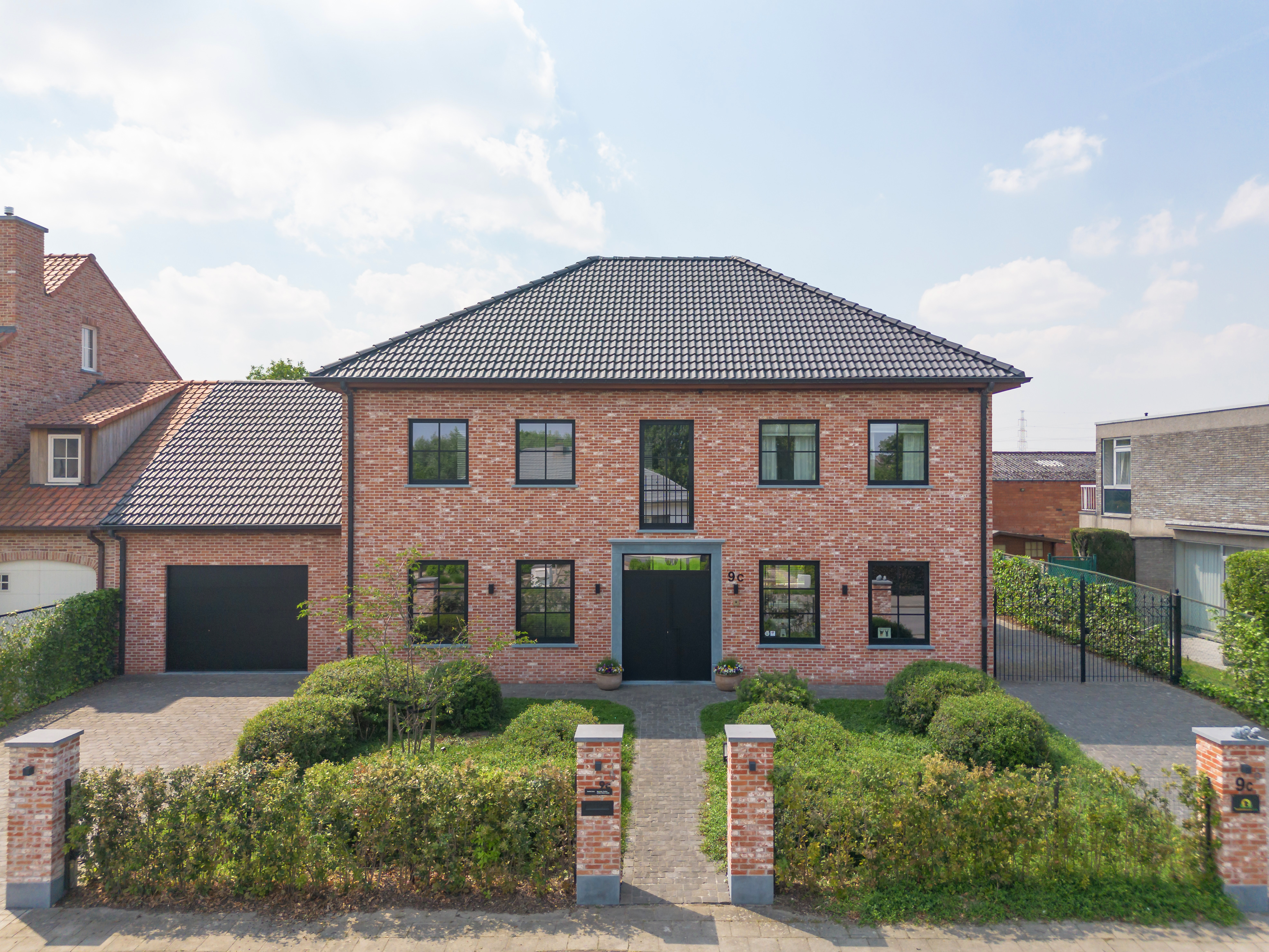 Moderne woning met bijgebouw