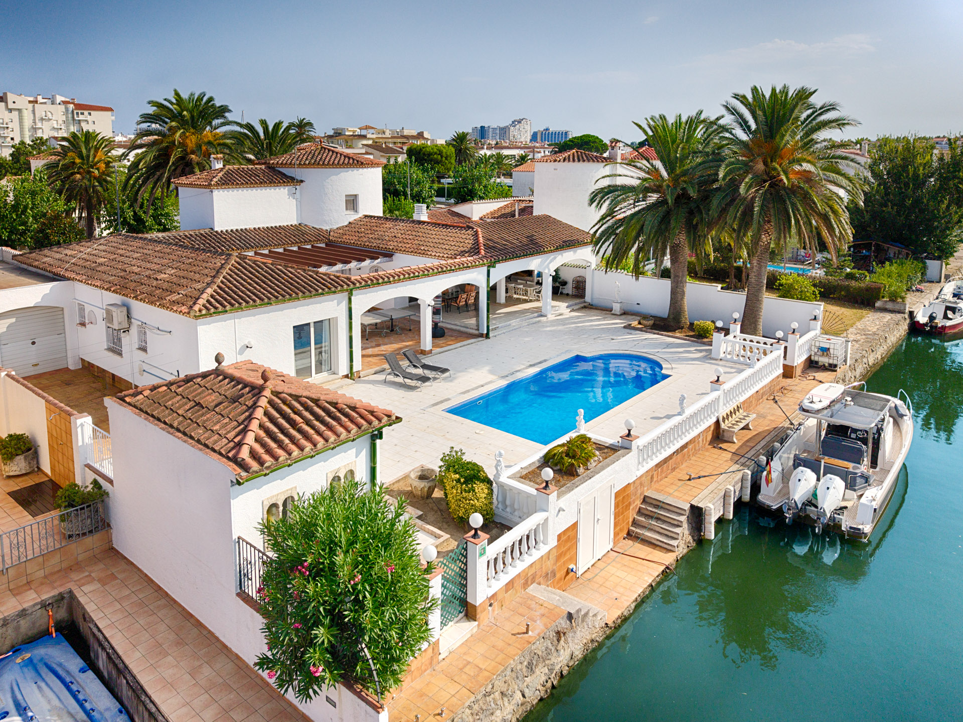 Vila al canal estrecho con 25 m de amarre