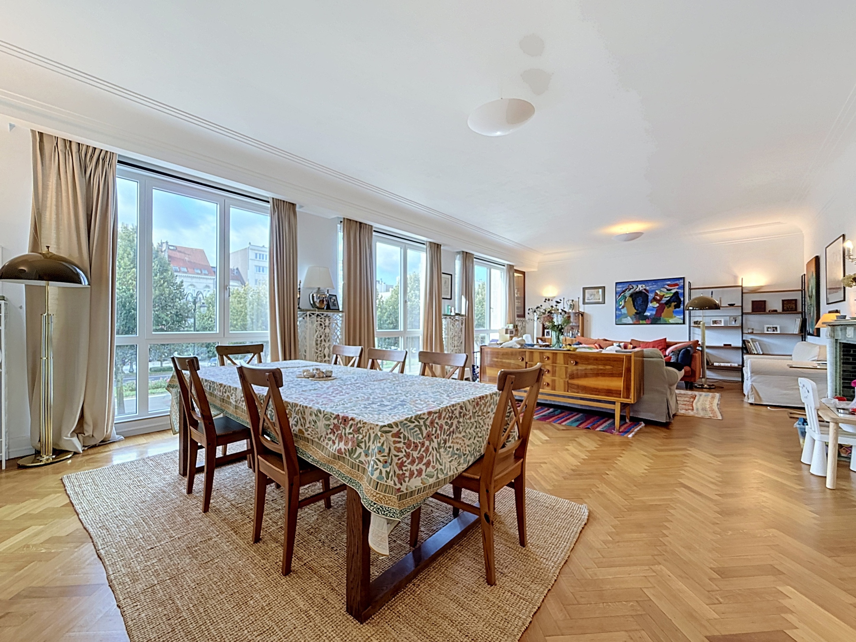 Elegant 3-bedroom apartment with terrace and garage box