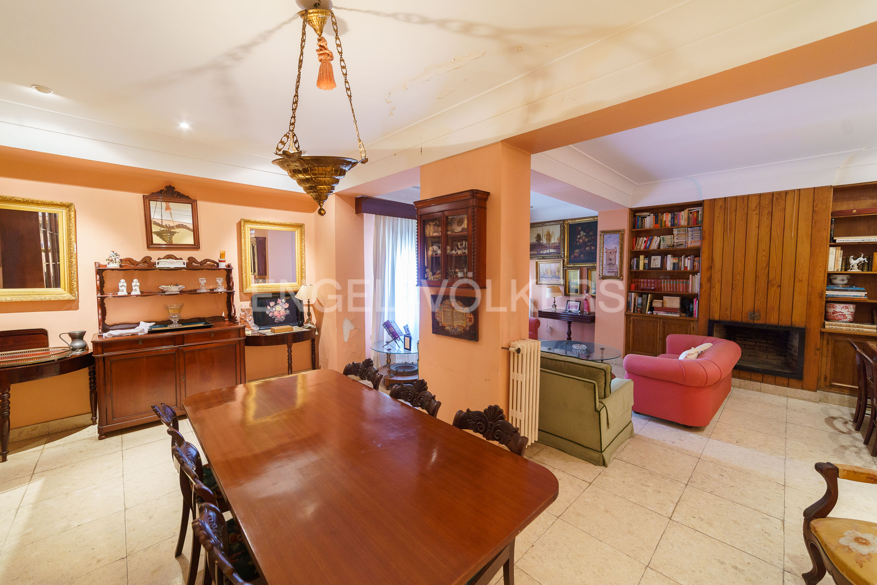 Elegant home in Cádiz: 260 m² with an interior terrace, south-facing balcony, and elevator, needing renovation, just steps from Santa María Beach in Cádiz.