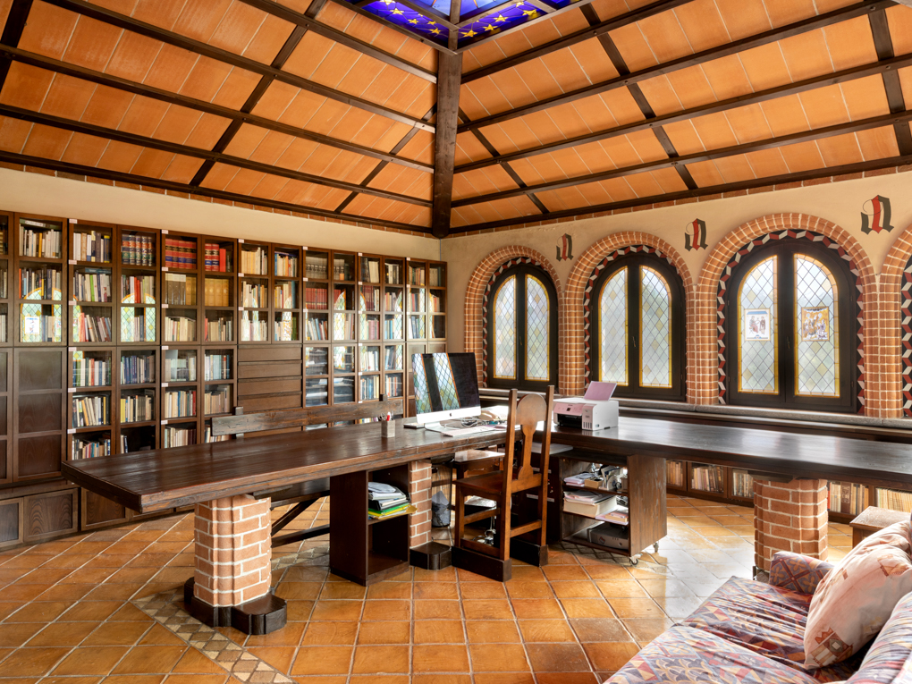 Among the sky and the hills, a residence of timeless charm