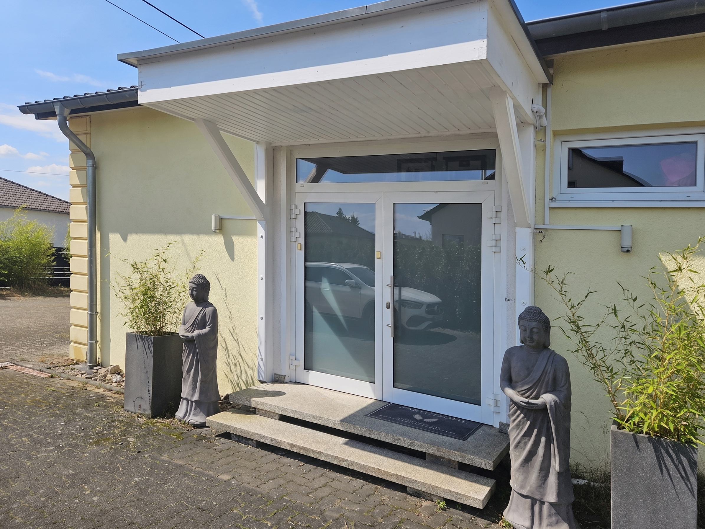Hochwertig ausgestattete Gewerbehalle in verkehrsgünstiger Lage