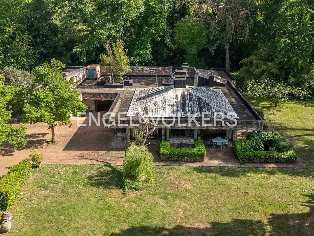 Designer villa with 10,000 sq m park on Via della Marcigliana