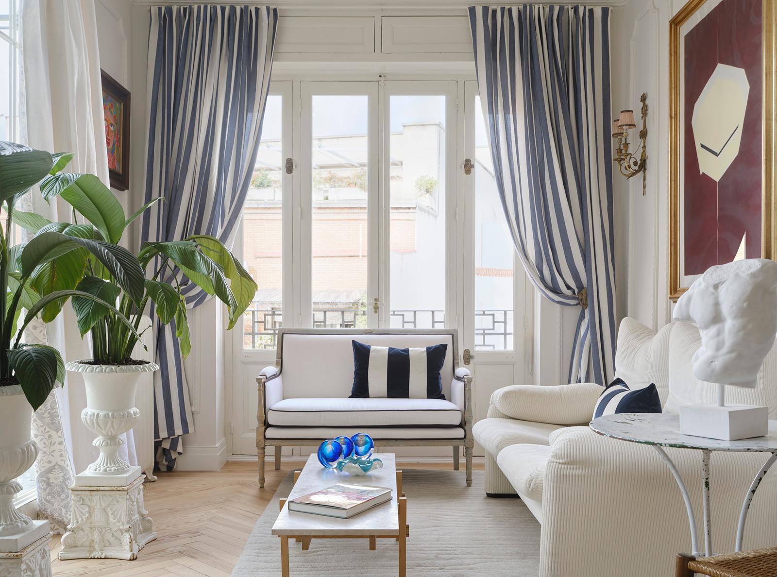 Regal luxury in central Madrid: apartment in a classic building steps from Gran Vía and Puerta del Sol.