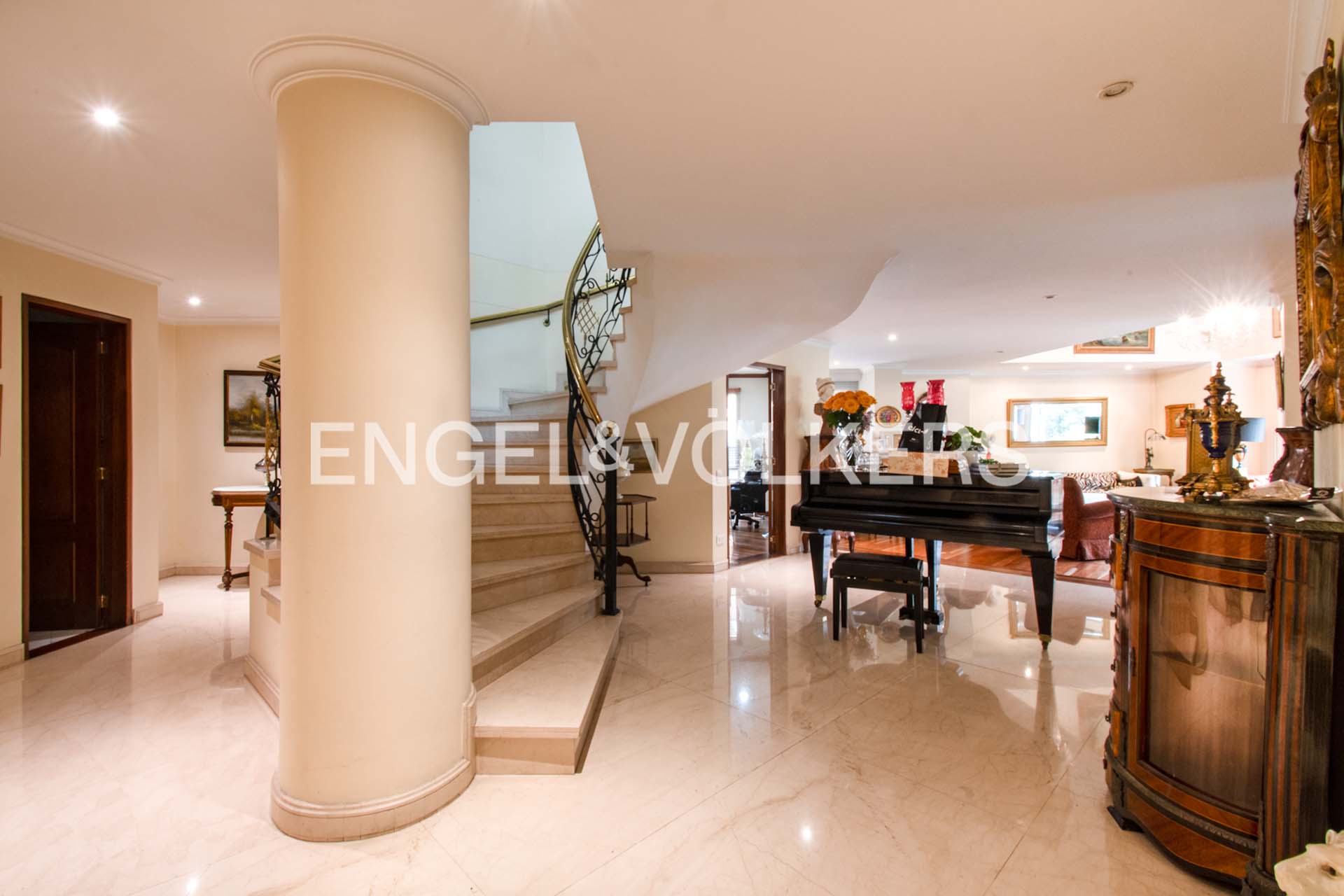 Penthouse con terrazas y balcones  amoblado para arriendo en La Cabrera