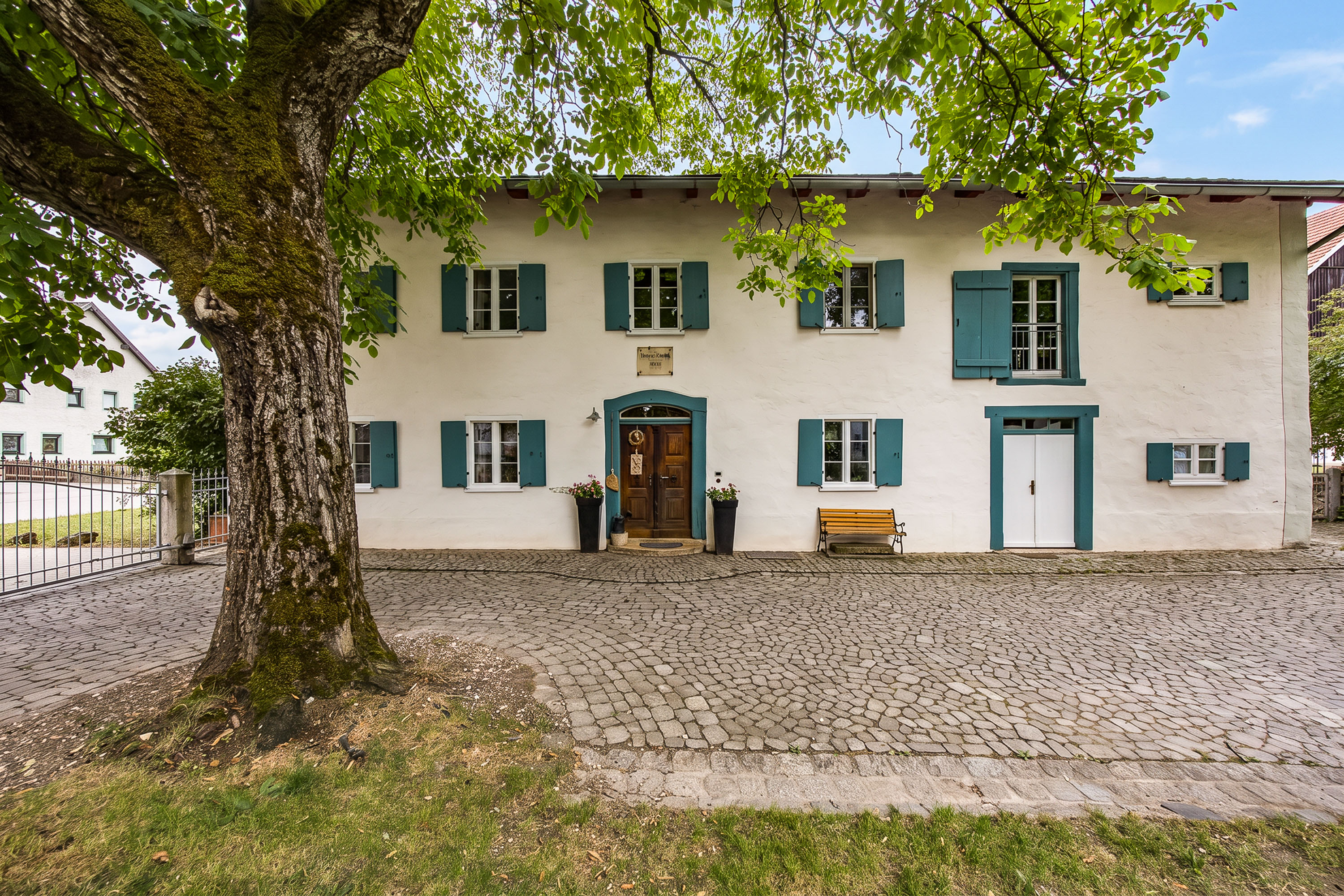 Exklusiver Pferdehof mit preisgekrönt saniertem Jurabauernhaus inklusive nachhaltigem Energiekonzept