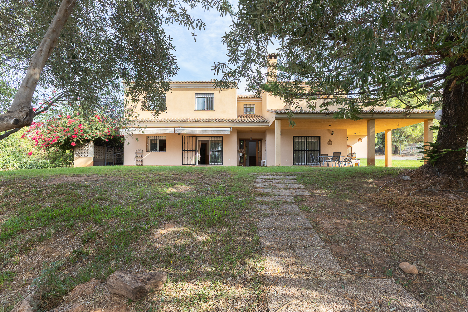 Detached chalet with a large plot and pool in Petrés