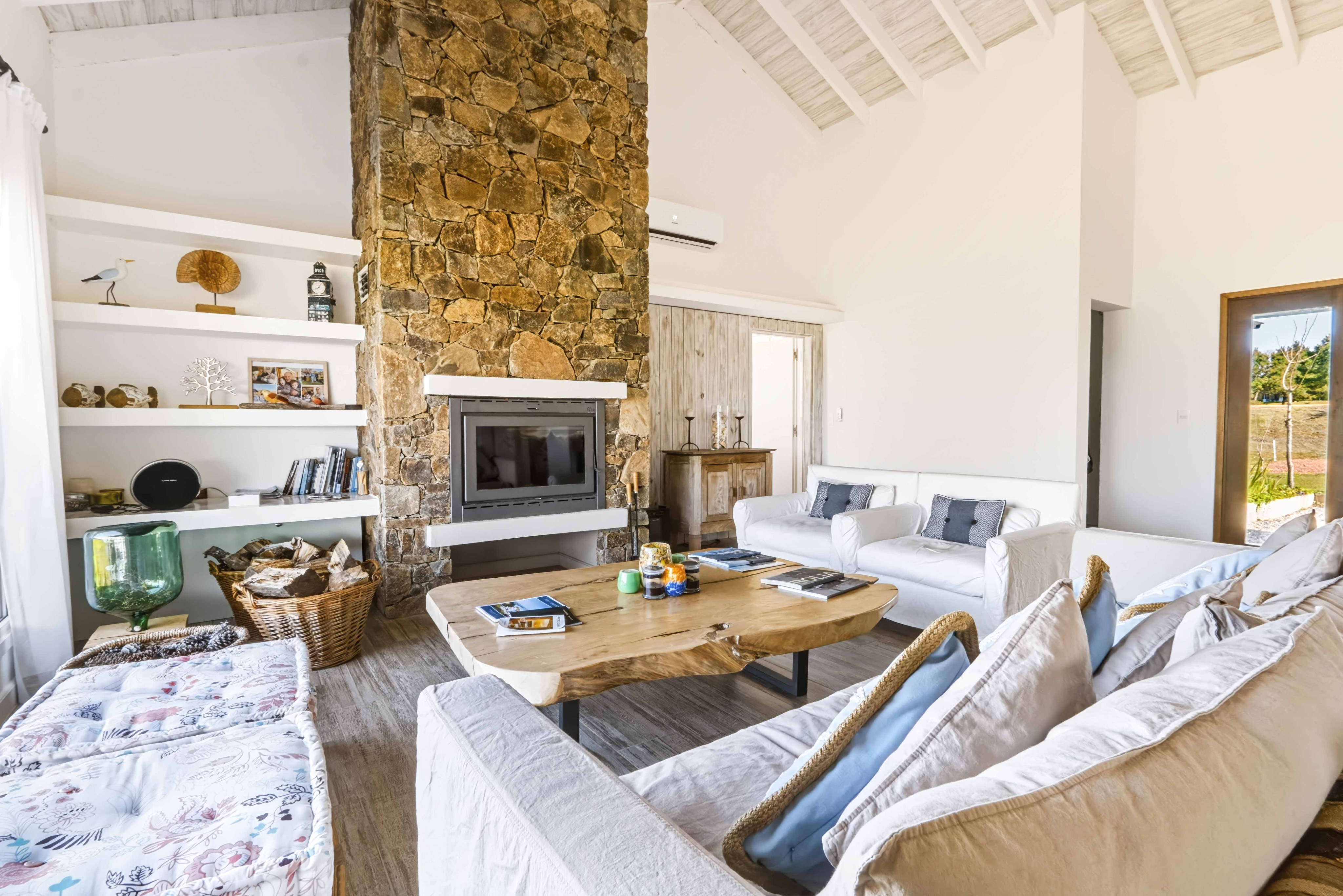Casa con 4 Suites y Vista a la Laguna en Barrio Privado de Manantiales