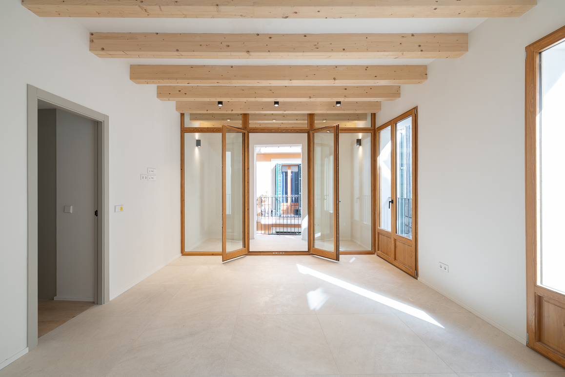 Apartment in a renovated, historic townhouse with balcony and veranda