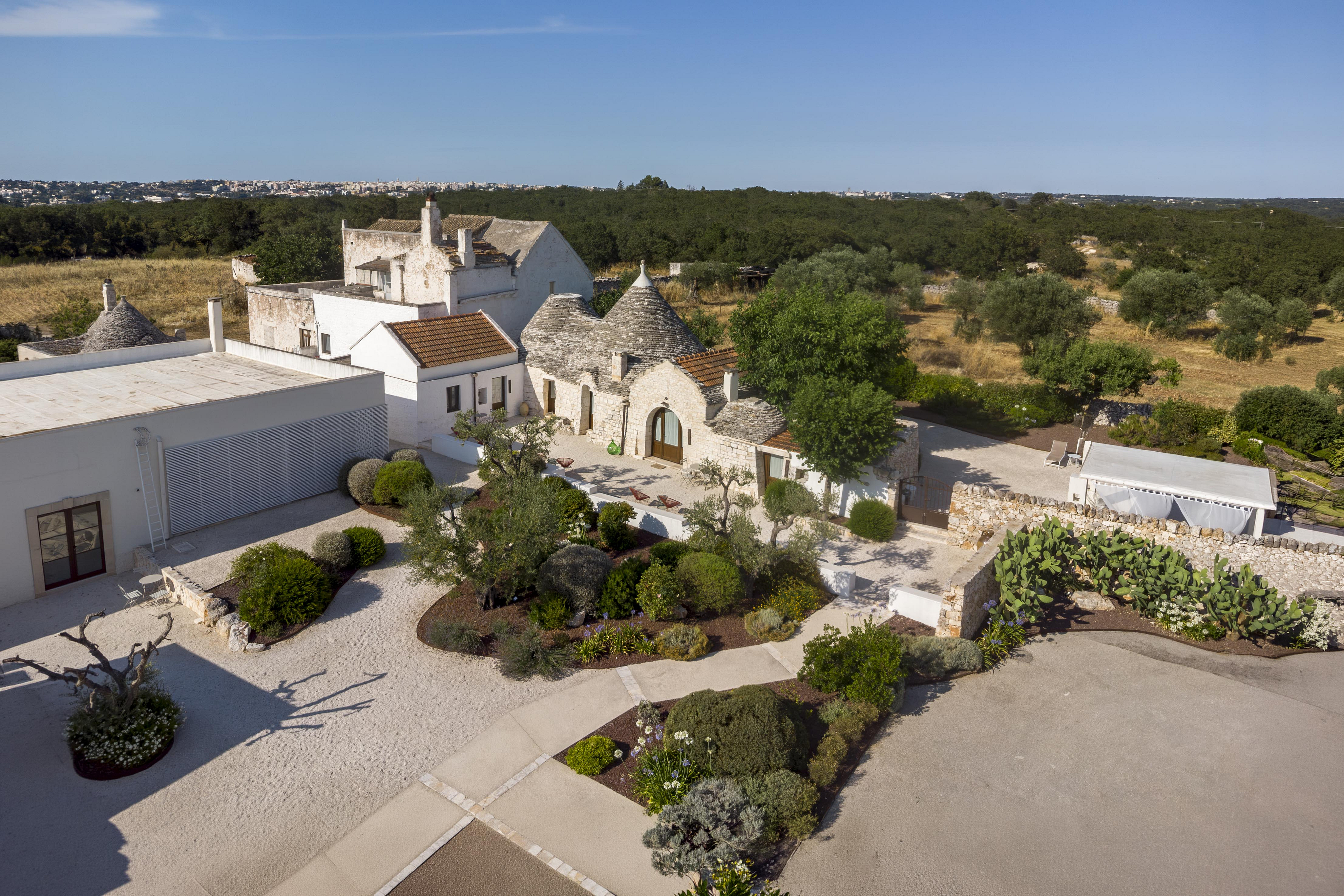 Masseria mit Trulli und Lamie in der Landschaft von Noci