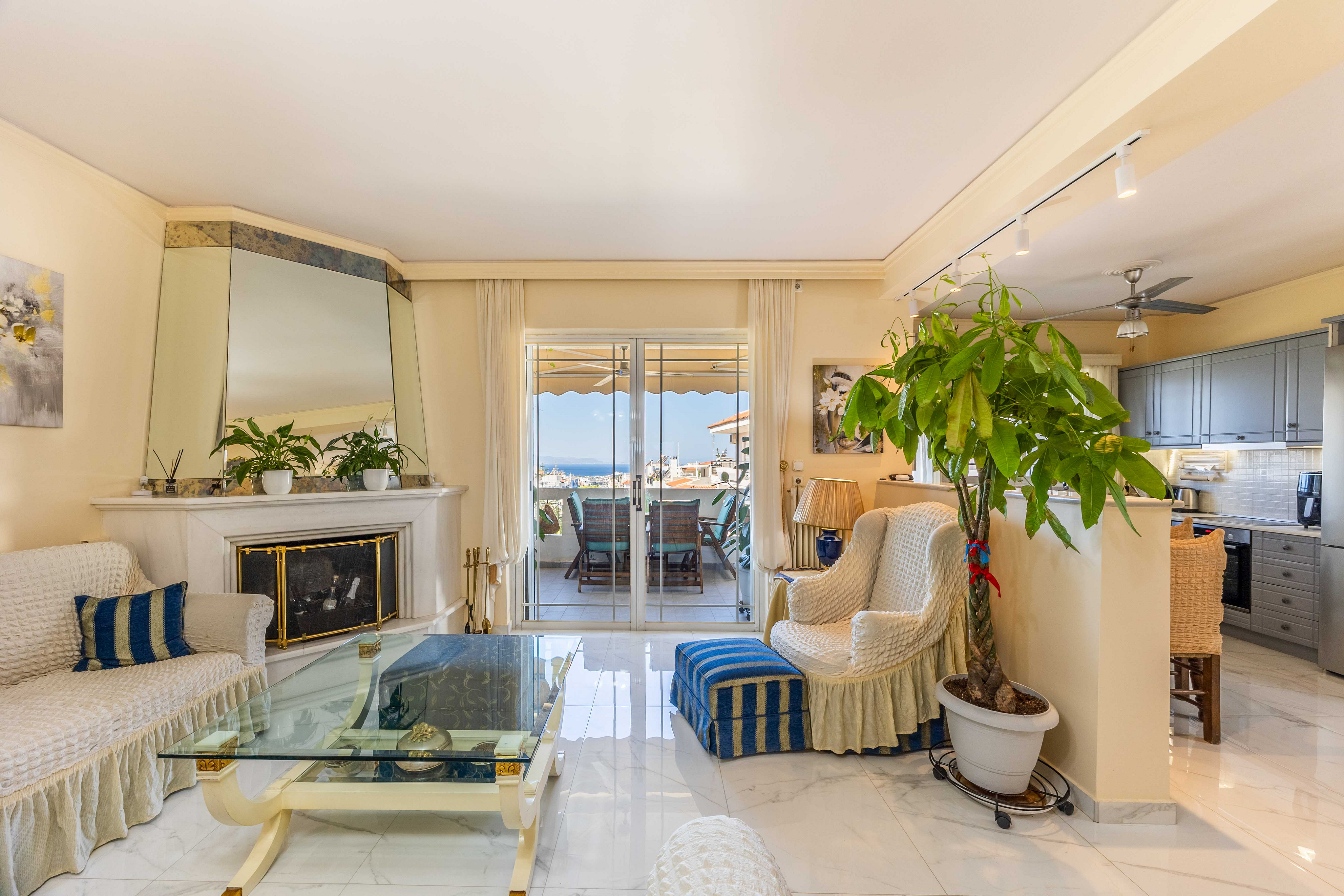 Bright 3rd floor corner apartment with sea views in Glyfada