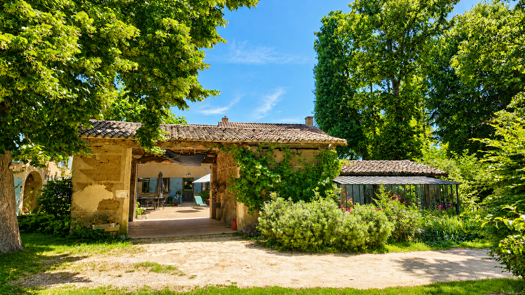 Sainte-Euphémie - Ancien corps de ferme rénové sur plus d'un hectare
