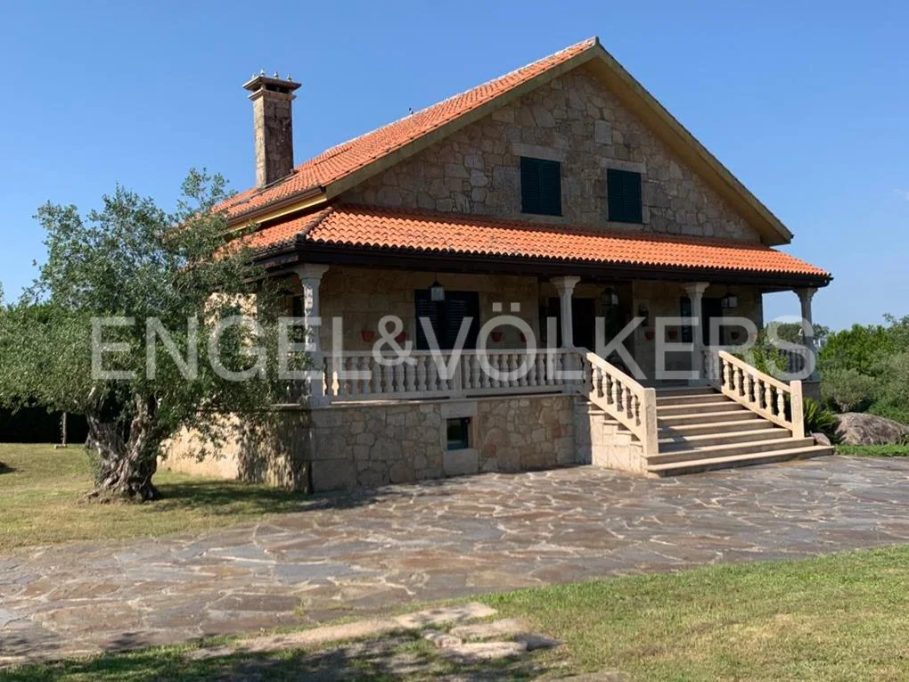 Wonderful and well kept stone house in Bastavales, of 524m2, with a plot of 3000m2.