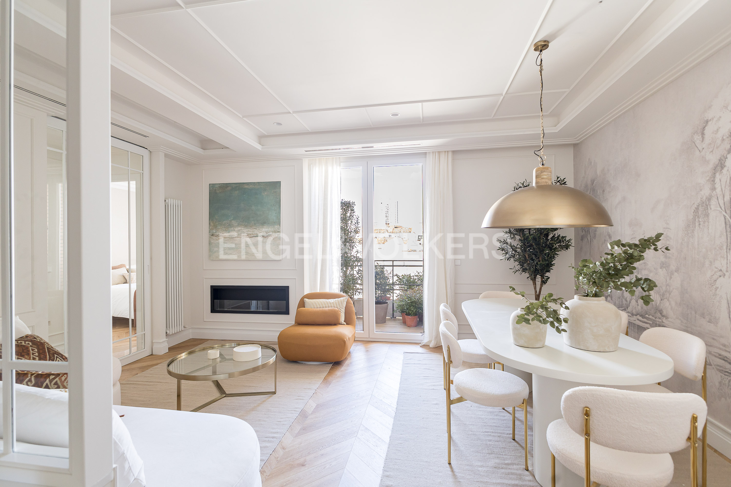 Renovated, furnished upper-floor apartment with terrace, 1 min from El Retiro