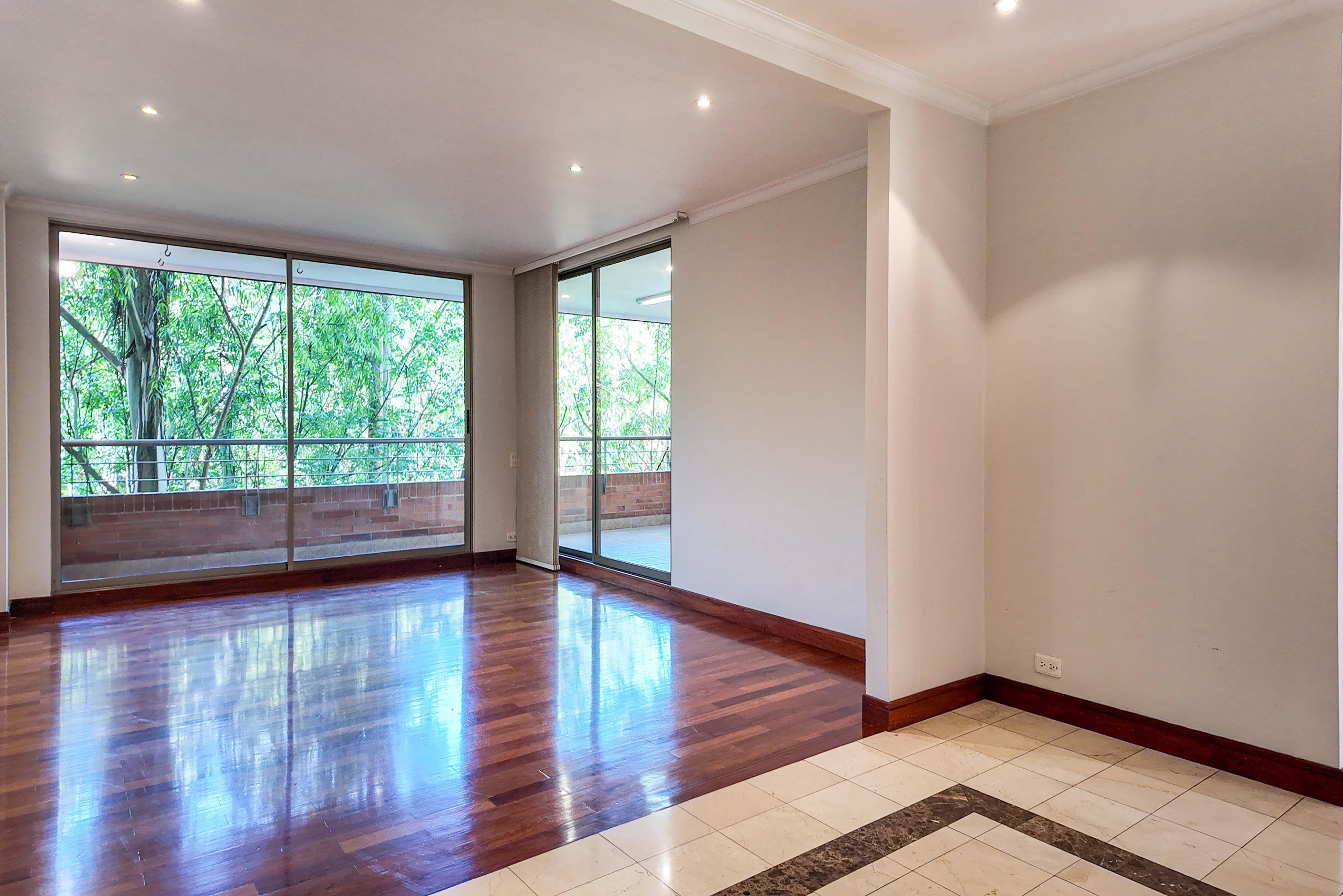 Apartamento con balcón y clubhouse  para venta en Los Balsos, El Poblado