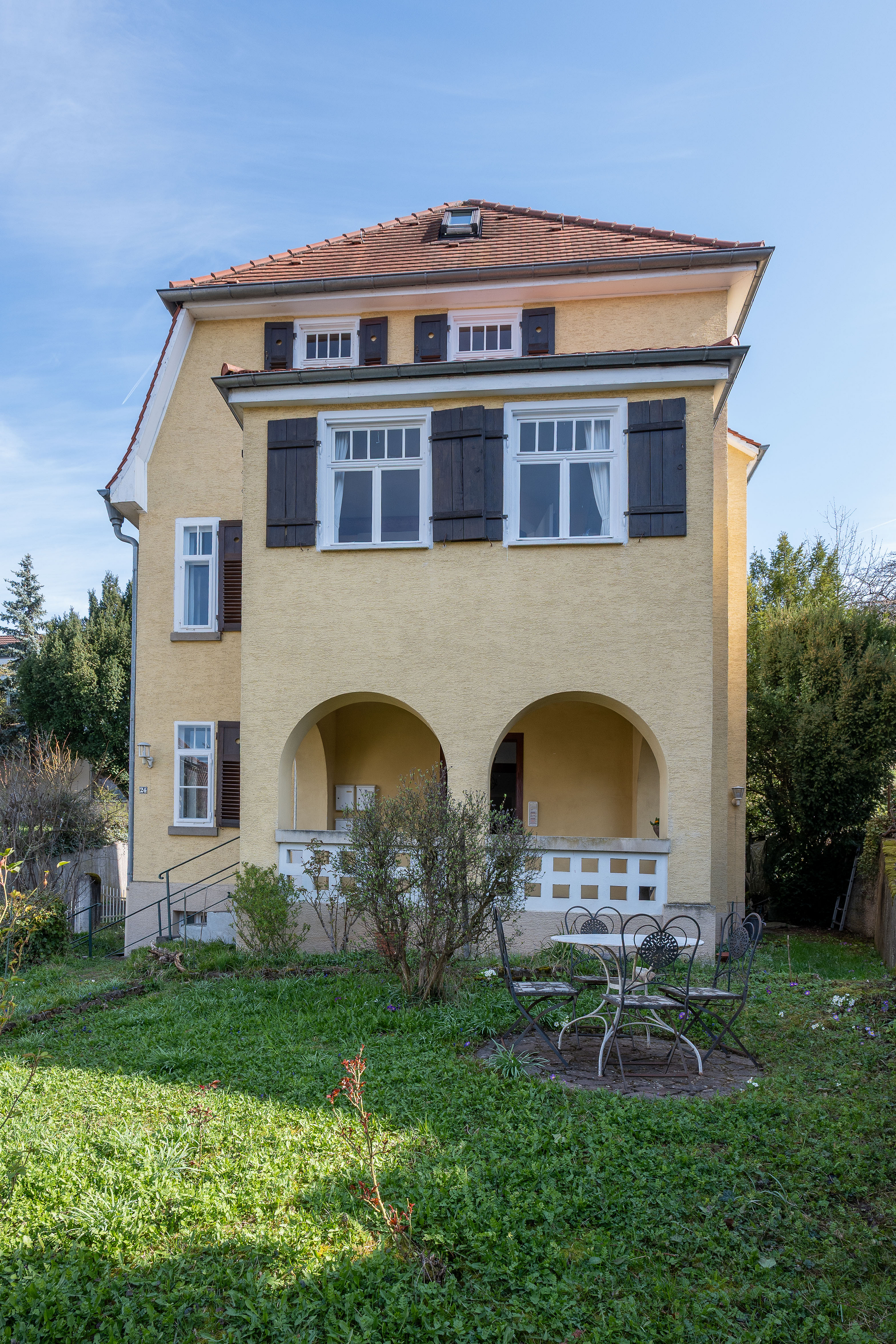 Altbauflair im Erdgeschoss – 3 Zimmer in einer repräsentativen Villa