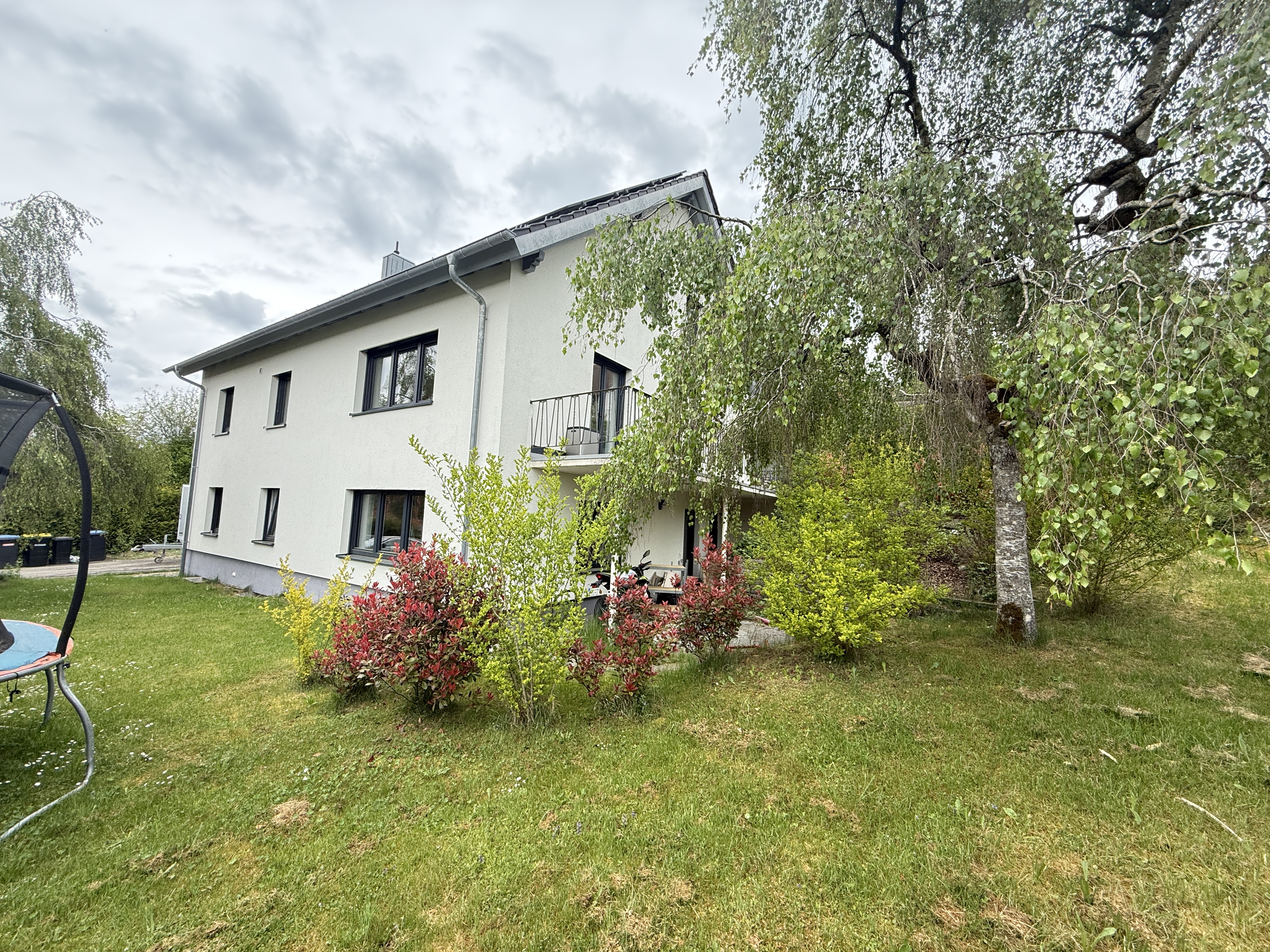 Repräsentatives Haus mit 278 m², 11 Zimmern, Einliegerwohnung, Terrassen, Garten & Weitblick – modernisiert, ruhig gelegen und bestens angebunden.