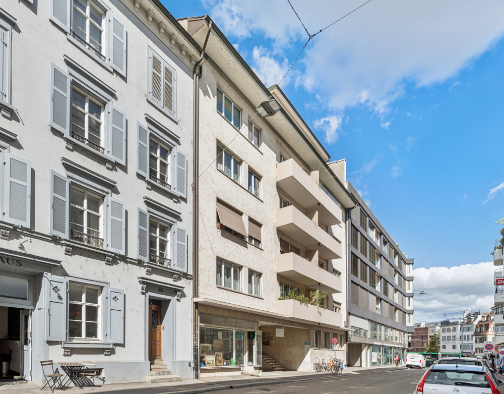 "RENOVIERTE FLÄCHE MIT HOFGEBÄUDE"