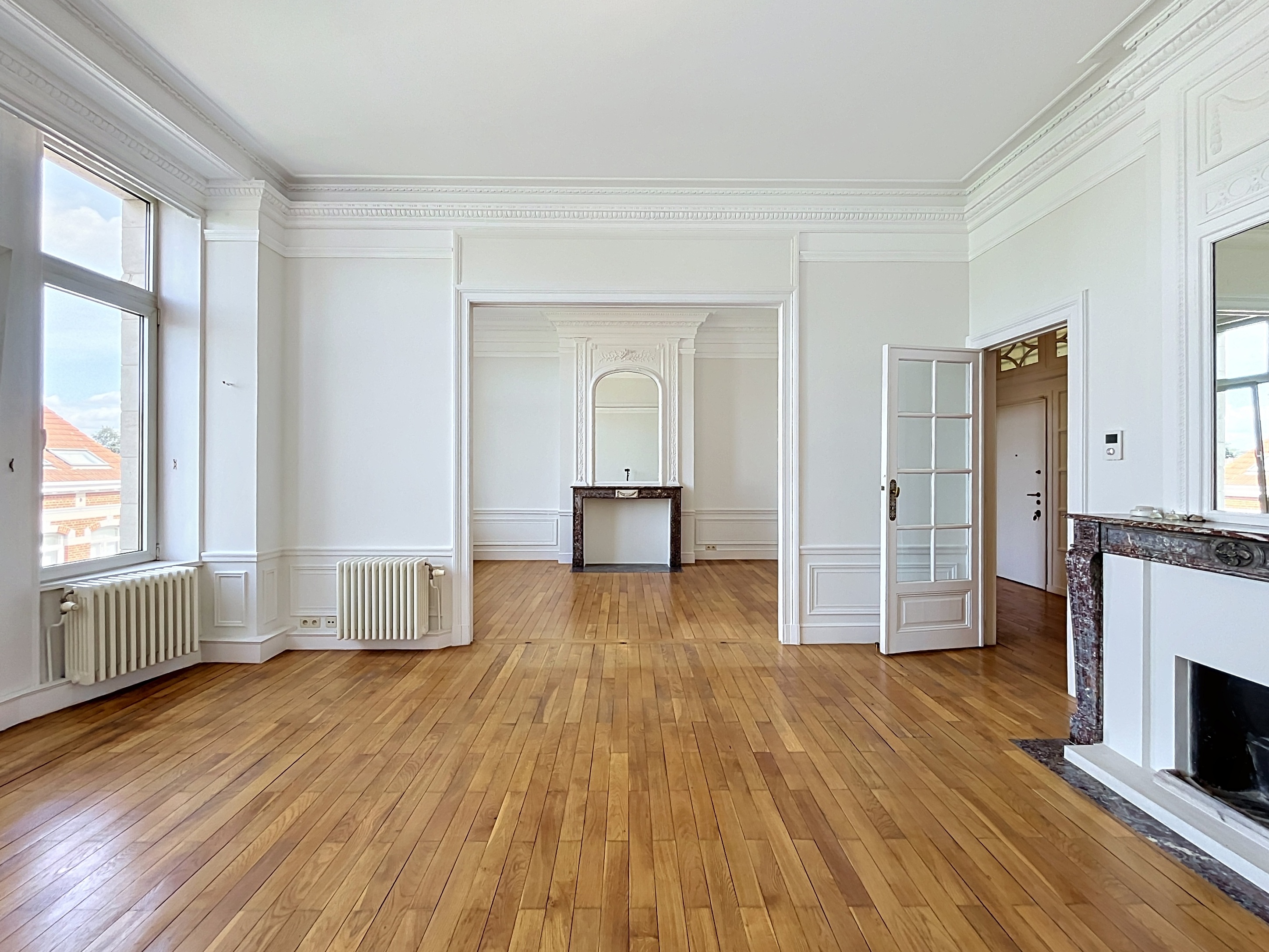 Spacious 235 sqm character apartment in the prestigious Brugmann district