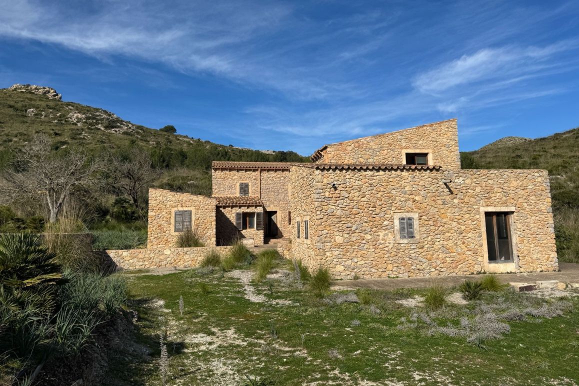 Natural stone finca with renovation potential and distant sea views to Menorca near Artà